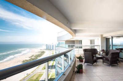 Espectacular apartamento penthouse muy bien ubicado en la Brava Punta del Este. 